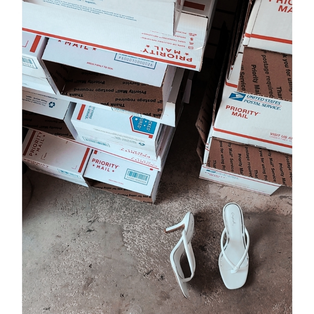 🚨//Girls night out Collection//White thong sandal - Picture 3 of 5